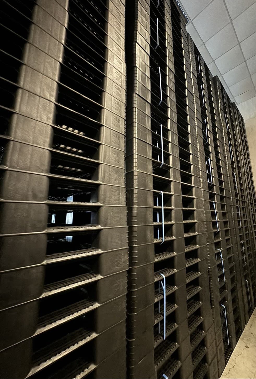 南台塑膠經營理念：致力於研發環保塑膠棧板與大型垃圾桶，落實資源再利用。