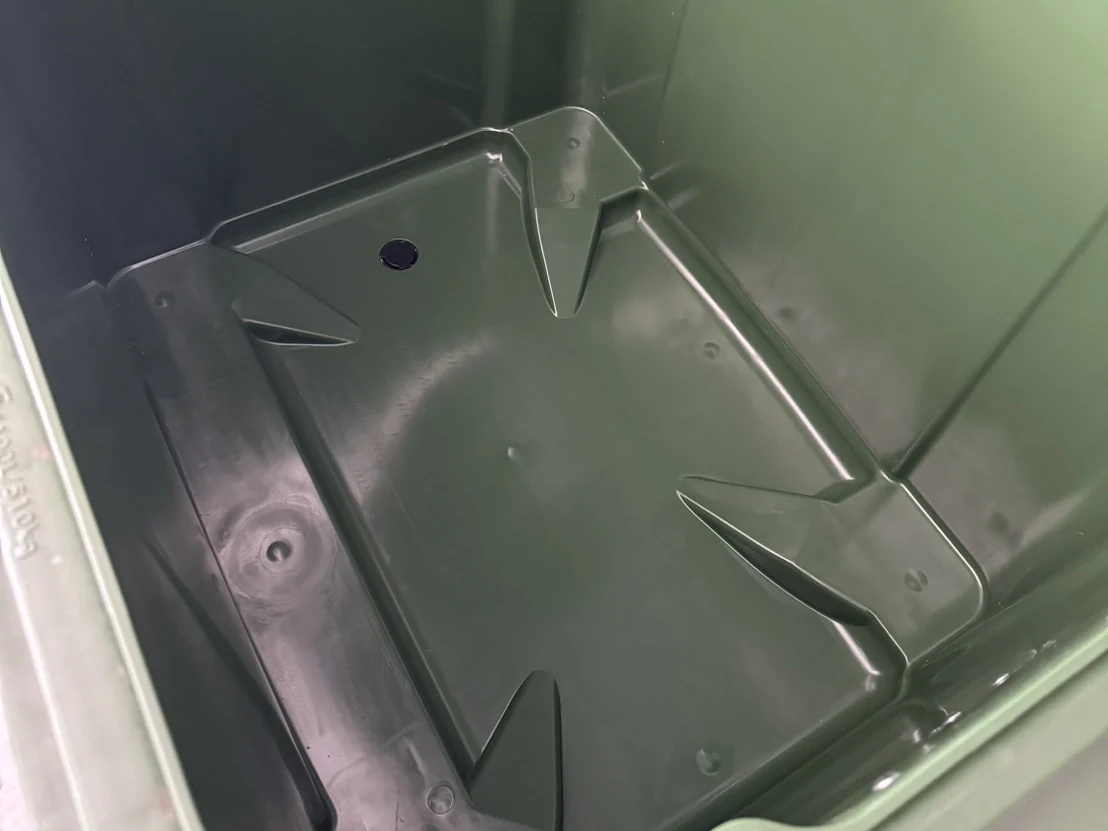 南台塑膠大型垃圾子車的桶內底部與排水塞