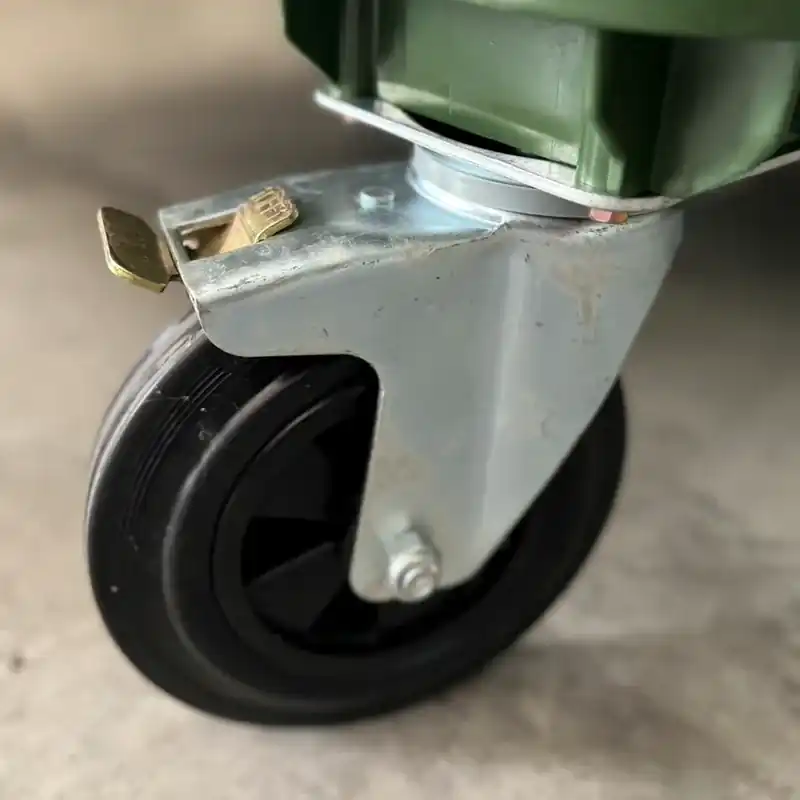 垃圾子車附煞車腳輪 南台塑膠大型垃圾子車附煞車的金屬腳輪近拍