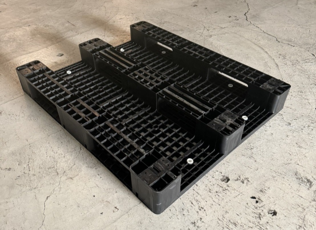 南台塑膠九腳密面塑膠棧板背面照片，適合手動油壓車四向進叉。