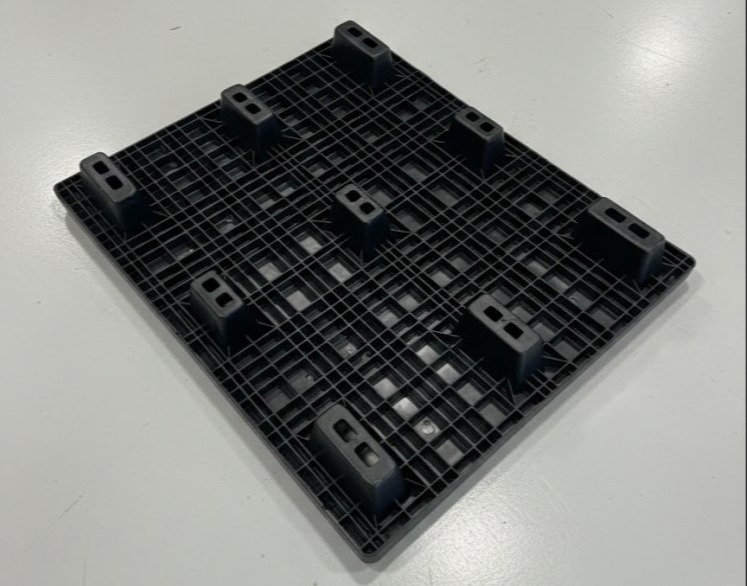 南台塑膠九腳密面塑膠棧板，高品質回收料與新料混合材質，適合手動油壓車使用