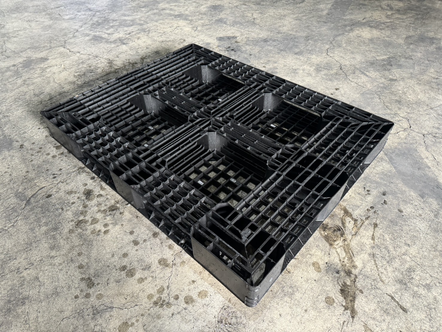 南台塑膠田字型塑膠棧板實拍圖-底部結構展示