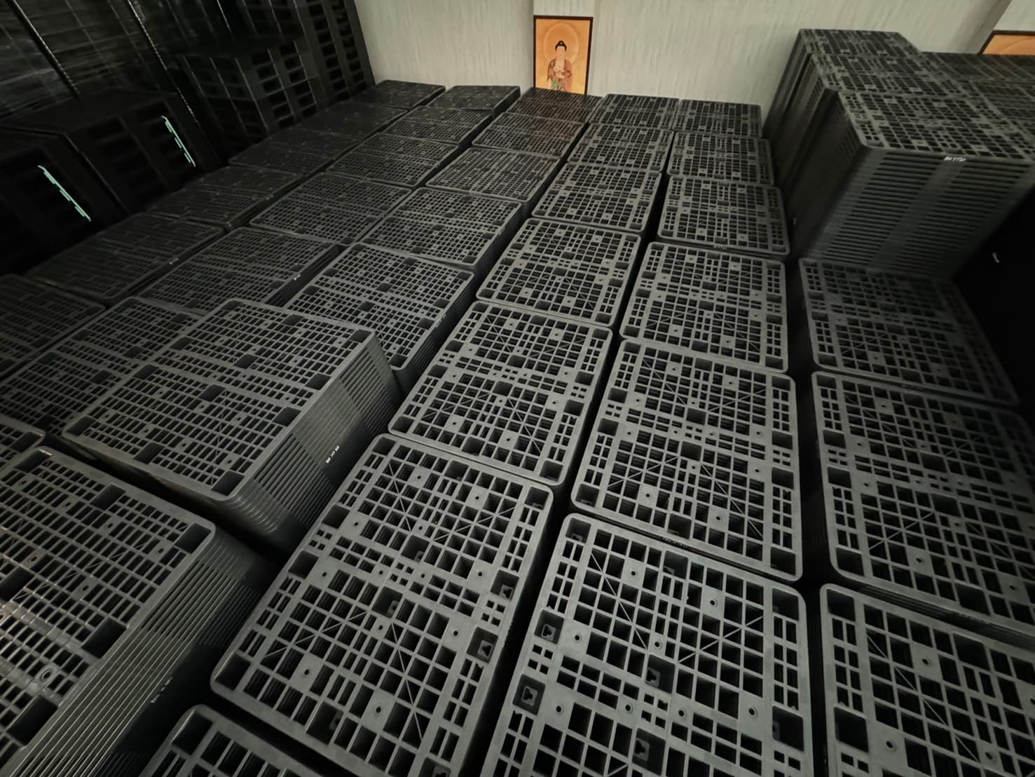 南台塑膠倉儲展示，套疊式棧板與標準棧板並排比較